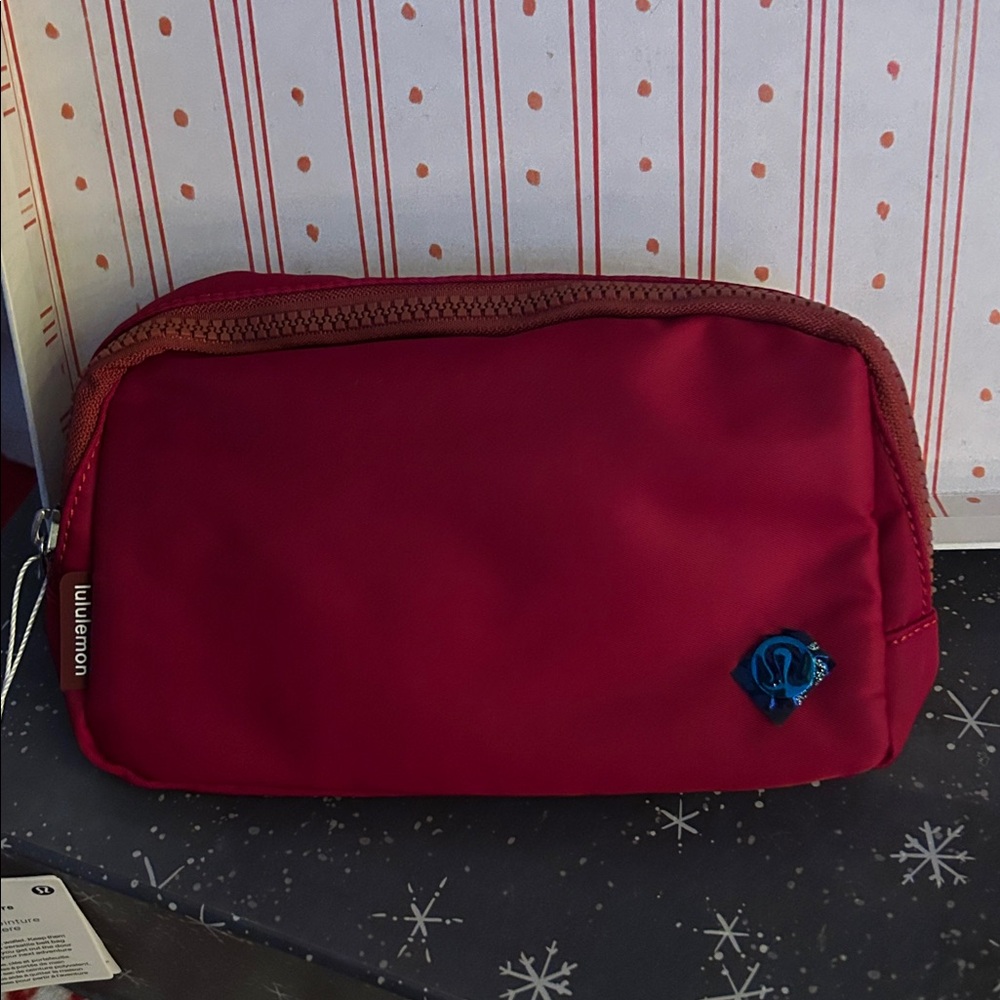 lululemon athletica Everywhere Belt Bag with silver Logo Accent